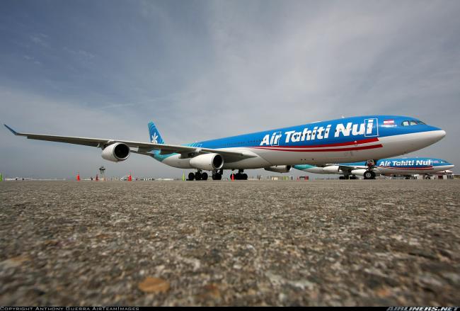 F-OSUN en F-OLOV op tarmac in LAX