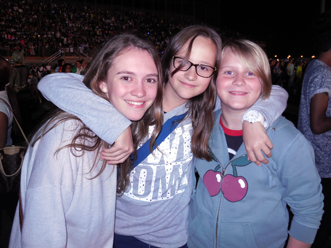 Live from 1D concert in Dubai