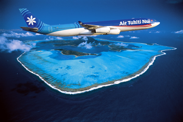 Air Tahiti Nui A340-300 met Bora Bora op achtergrond