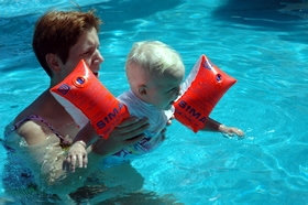 met Roos in 't zwembad