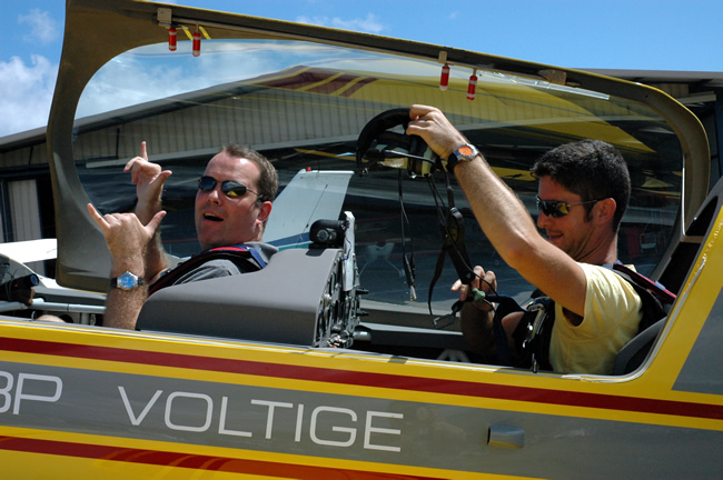 Jan enVincent bij aankomst na 15 minuten stuntvliegen