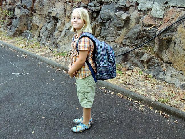 Roos met rugzak, klaar voor eerste schooldag