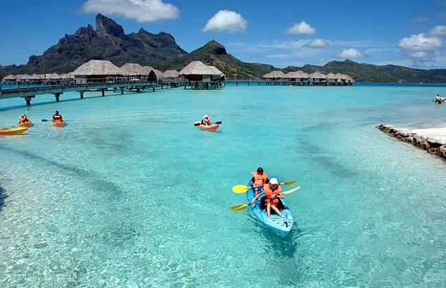 Kayak in Bora Bora