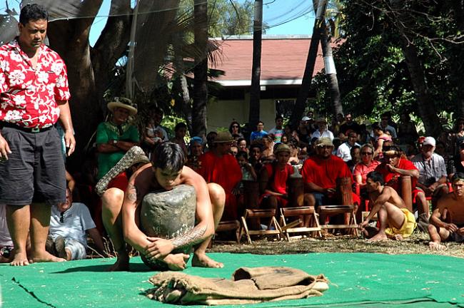 Heffen van rotsblok (80kg) tijdens Heiva Tahiti 