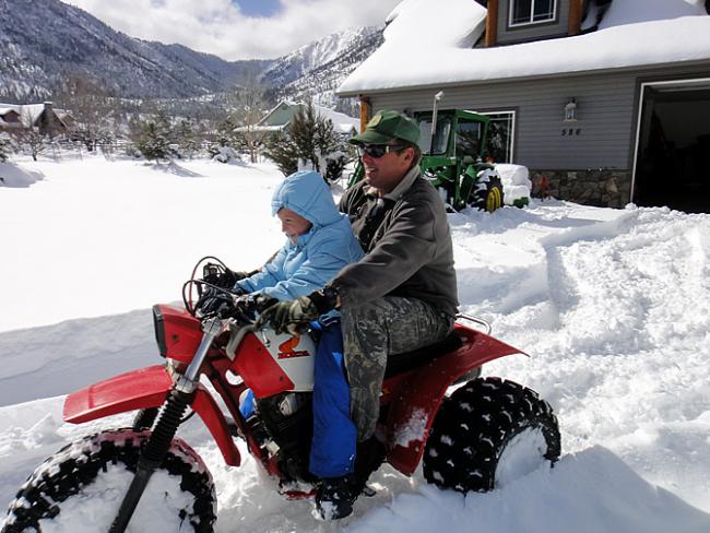 Roos op brommer in de sneeuw