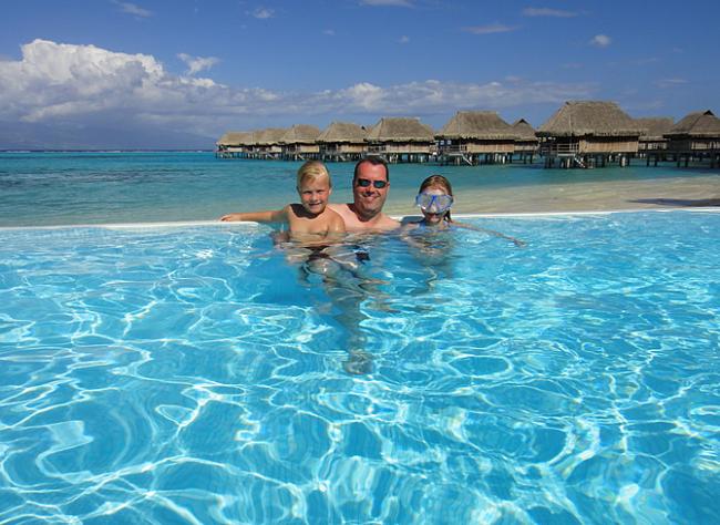 Roos, Jan en Sara in het Sofitel Moorea zwembad