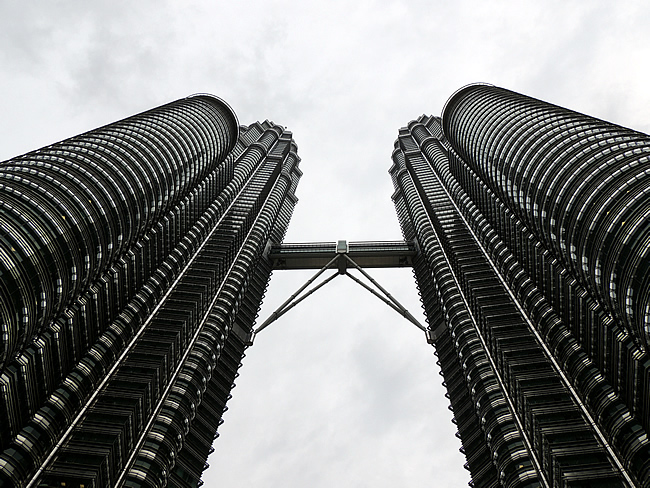 Detail Petronas