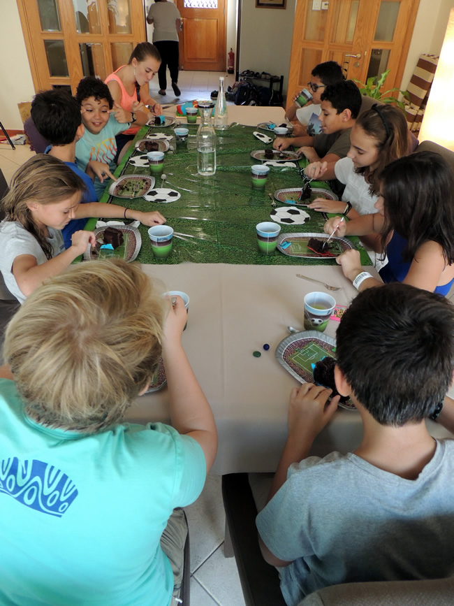 Verjaardagstaart eten