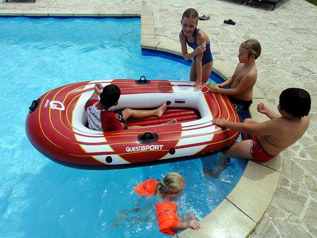 Roos met vriendjes in het zwembad