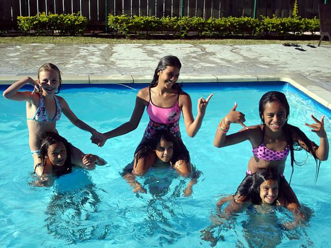 Spelen in het zwembad