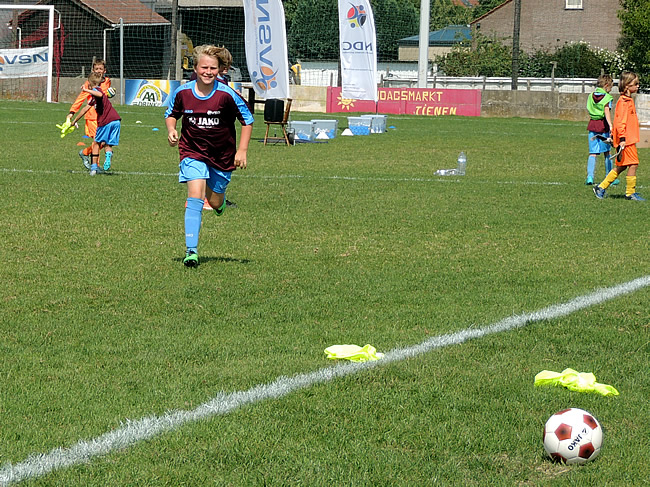 Roos in aktie op het voetbalveld van Bunsbeek