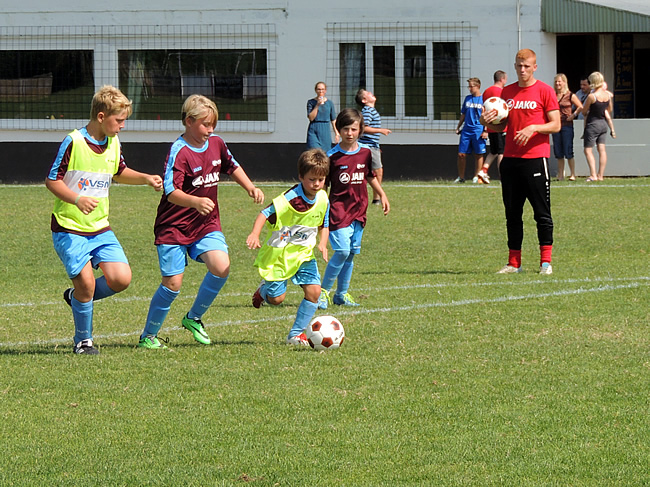 Roos aan het voetballen