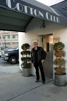 Eric aan Cotton Club