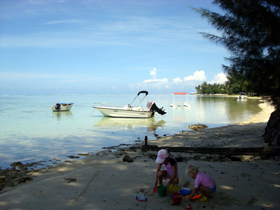 Sara en Roos in 't zand
