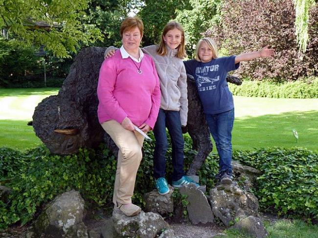 Oma, Sara en Roos in de Zoo van Antwerpen