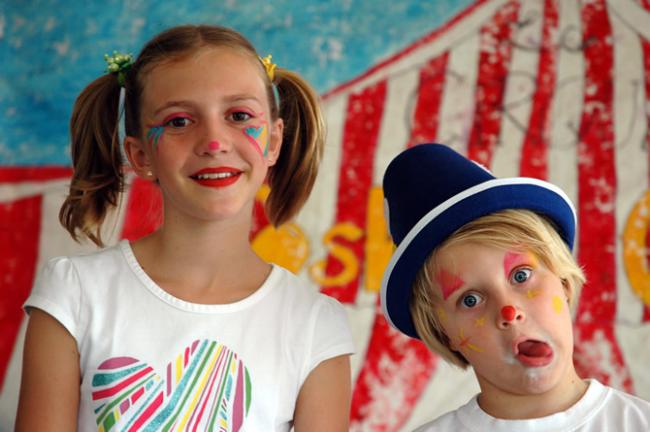 Sara en Roos op circus stage in Tahiti