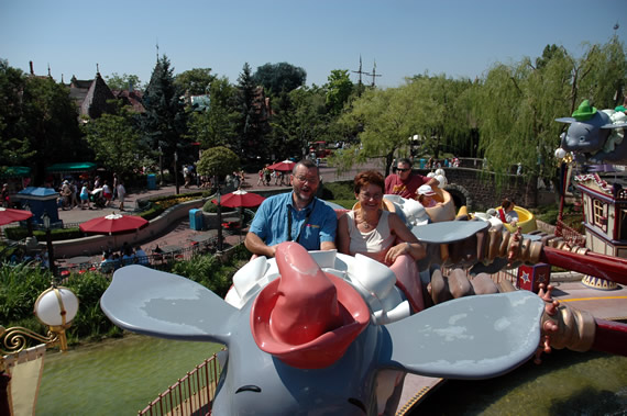 Pierre & Magda in een Dumbo-olifant