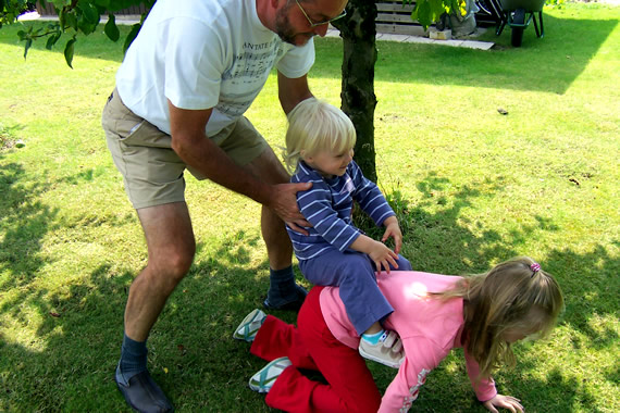 Pierre, Roos en Sara in de tuin