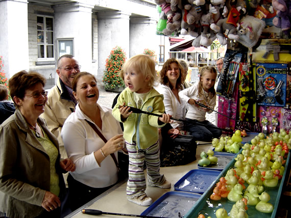 Magda, Pierre, Kristel, Roos, Griet en Sara op Tienen Kermis