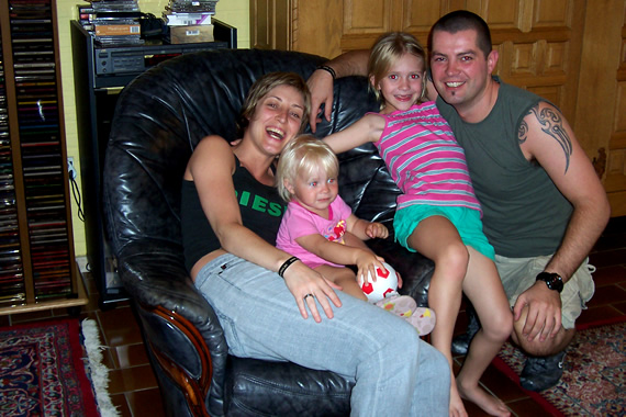 Annick, Roos, Wim en Sara in de zetel