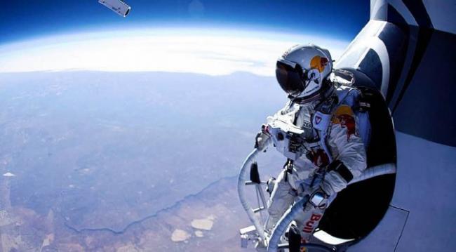 Felix Baumgartner net voor zijn sprong vanop FL1280