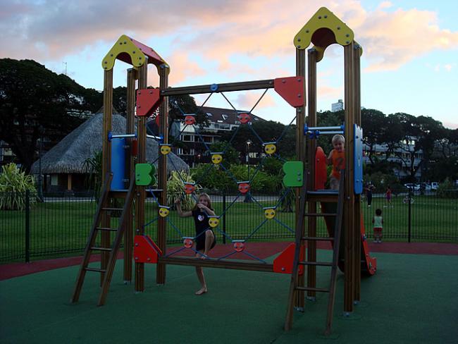 Sara en Roos in de speeltuin