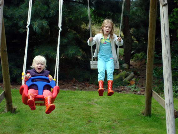 Roos en Sara op schommel