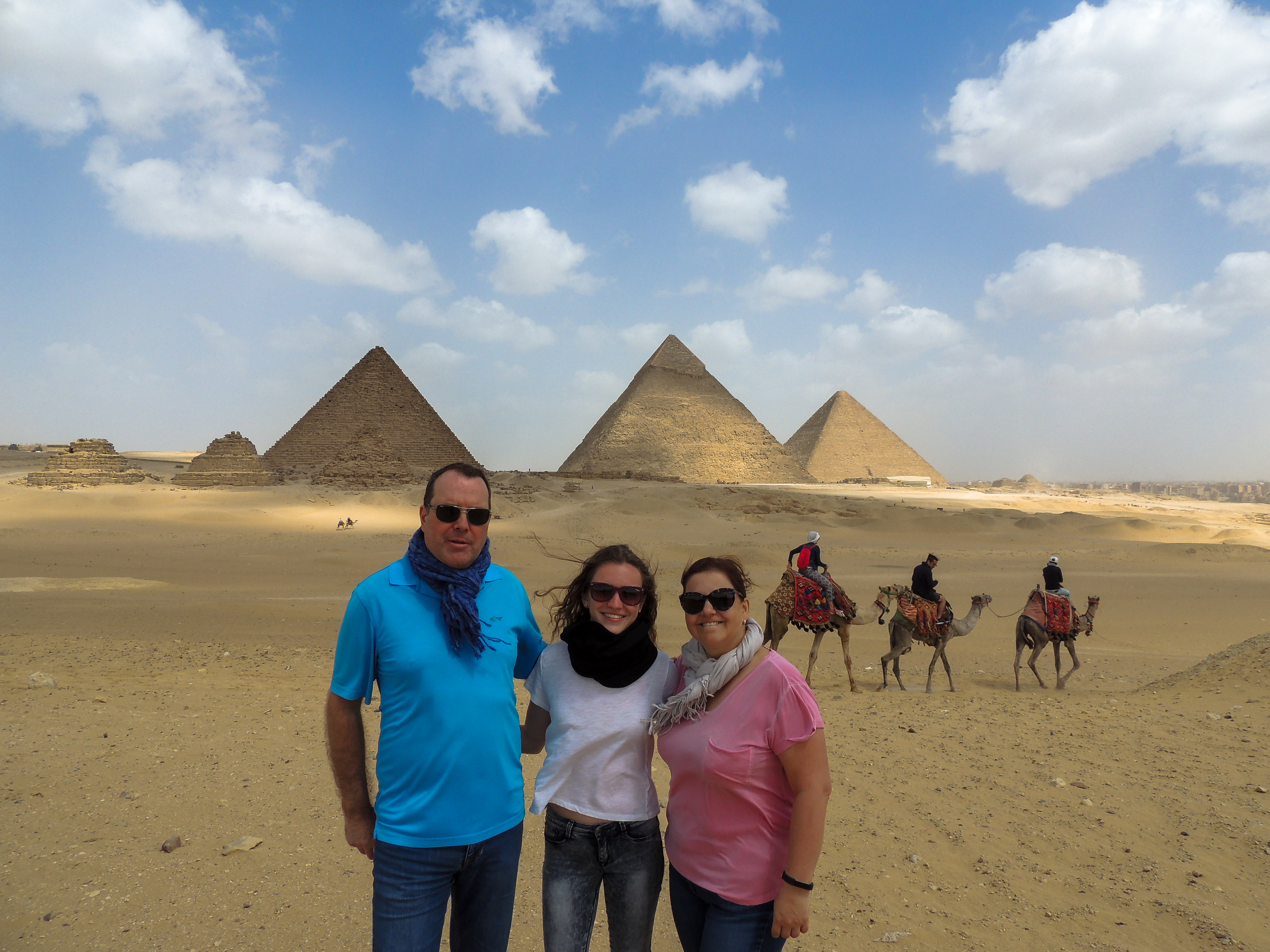 Familiefoto aan de piramides in Cairo
