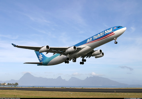 Air Tahiti Nui met op de achtergrond Moorea
