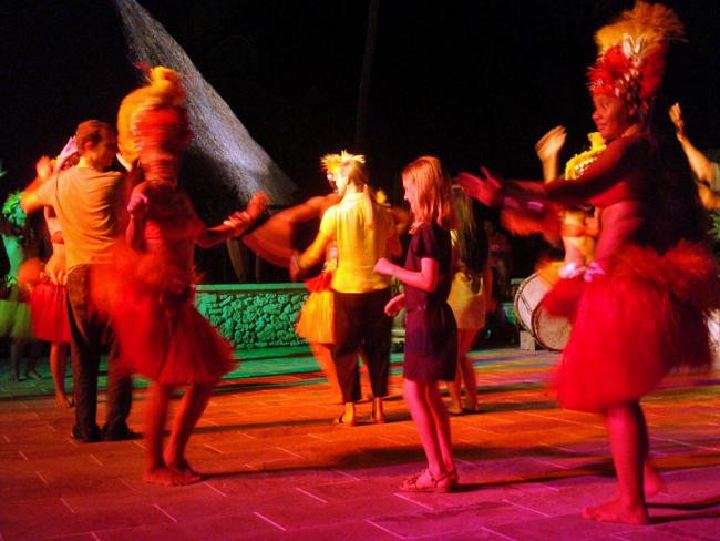 Sara danst Tahitiaans