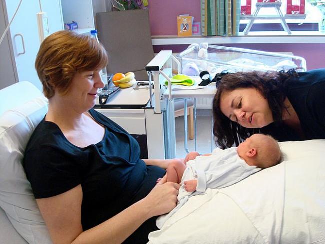 Katja, Emma en Kristel daags na de geboorte