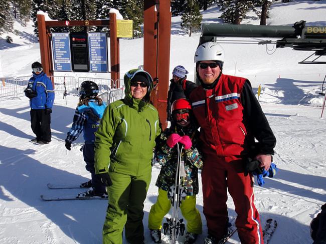 Kristel en Sara met ski-leraar Marc 