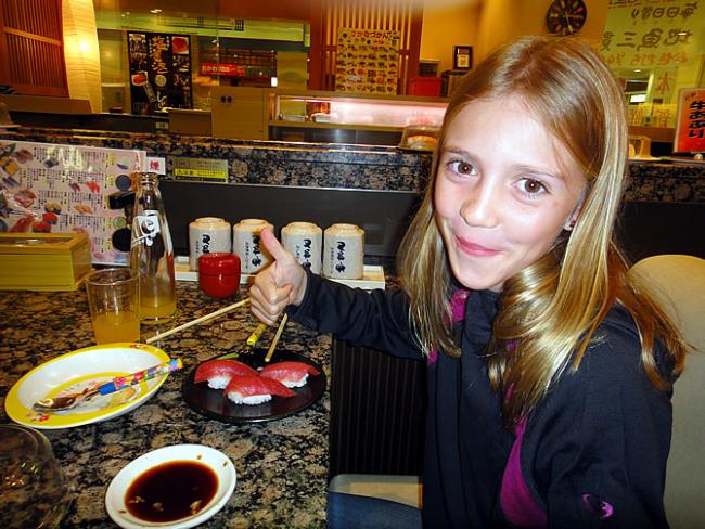 Sara eet sushi