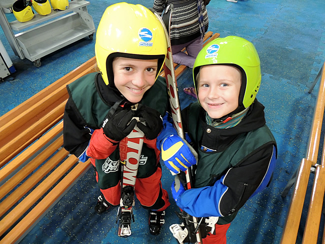 Sara en Roos voor de eerste ski-les