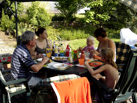 Jacques, Kristel, Roos, Griet en Sara in de tuin