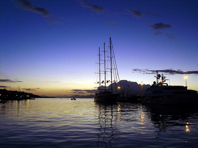 Zonsondergang over de haven van Papeete